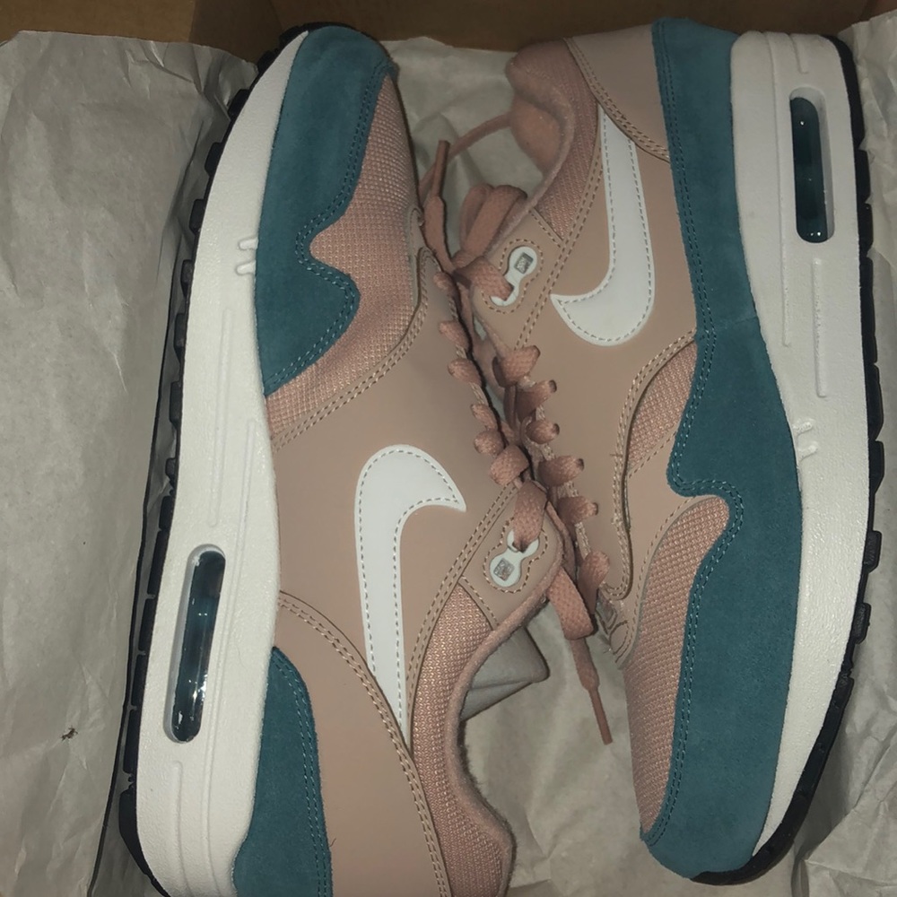 NWT women’s air max one sz 8.5